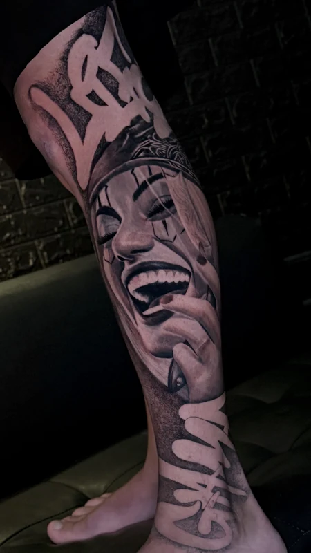 Personagem Luffy tatuado na perna