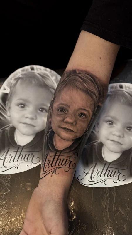 Retrato infantil tatuado no antebraço
