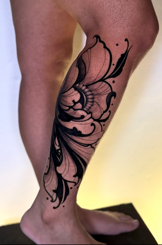 Composição floral em preto na panturrilha