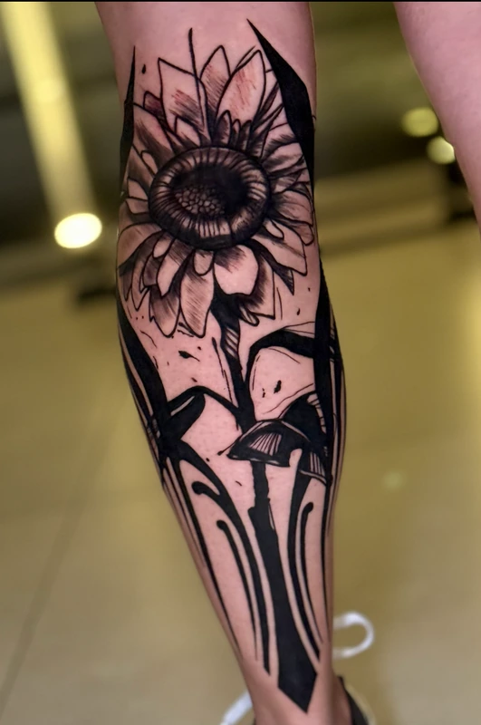 Girassol em blackwork na perna