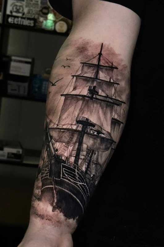 Tatuagem realista de um navio no antebraço