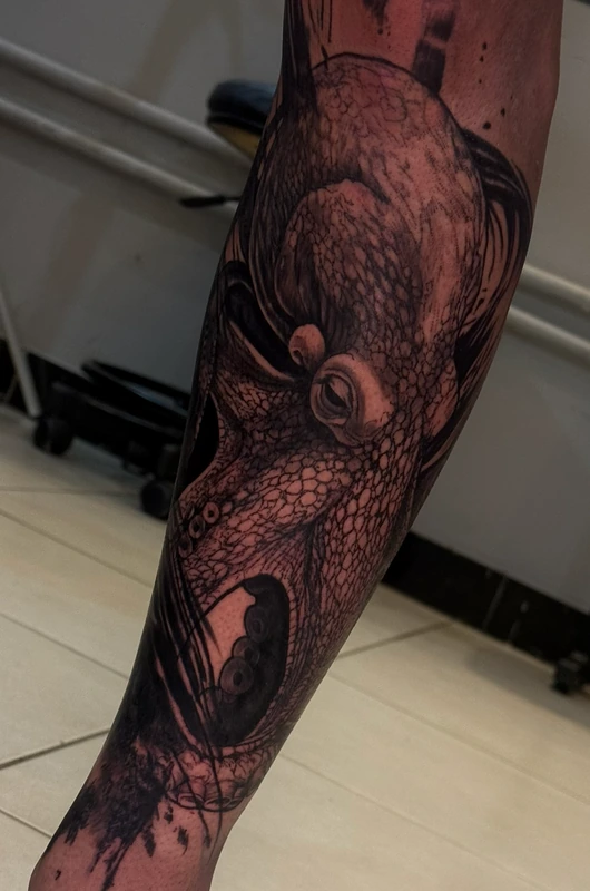 Tatuagem de polvo no antebraço