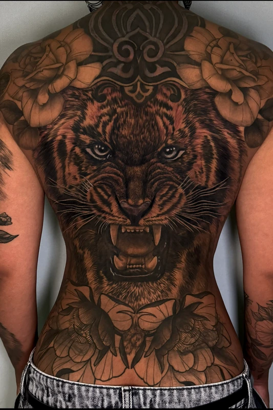 Tigre e flores em fechamento de costas